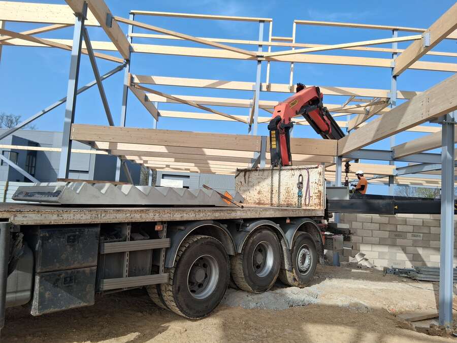 Camion plateau grue TWIN Transport Levage en intervention